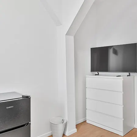 Zf02 Monteurzimmer - Platz Fuer Bis Zu 20 Personen Im Haus - Mehr Und Verfuegbar Ls-crewcomfort Hostel