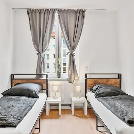 Zf02 Monteurzimmer - Platz Fuer Bis Zu 20 Personen Im Haus - Mehr Und Verfuegbar Ls-crewcomfort Hostel *