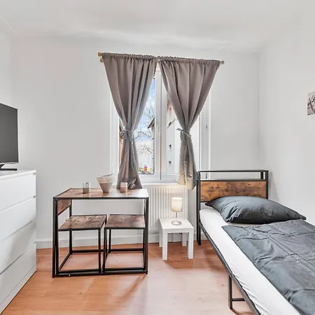 Zf02 Monteurzimmer - Platz Fuer Bis Zu 20 Personen Im Haus - Mehr Und Verfuegbar Ls-crewcomfort Hostel