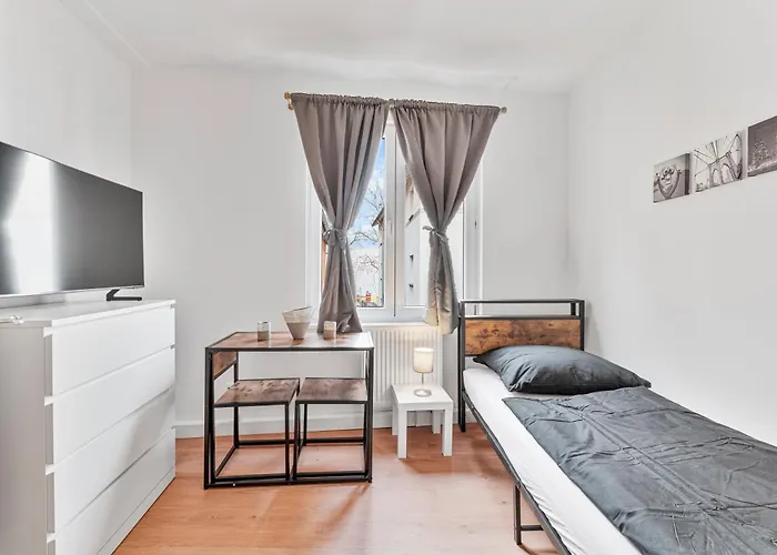 Zf02 Monteurzimmer - Platz Fuer Bis Zu 20 Personen Im Haus - Mehr Und Verfuegbar Ls-crewcomfort Hostel