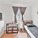 Zf02 Monteurzimmer - Platz Fuer Bis Zu 20 Personen Im Haus - Mehr Und Verfuegbar Ls-crewcomfort Ostello